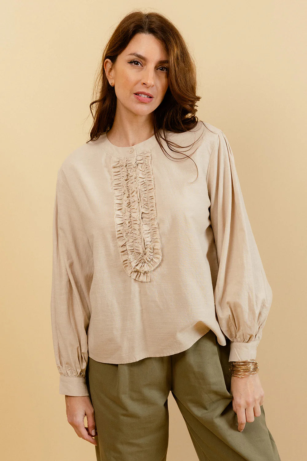 ISOLA - Blouse Unie Beige Femme à Détails Froufrous