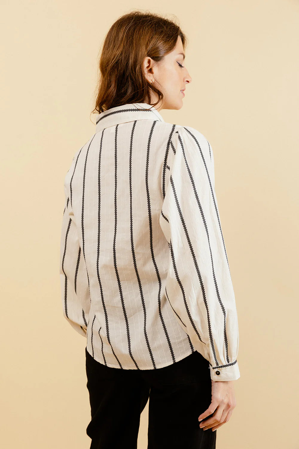 GRACIA - Chemise Écrue à Rayures Brodées Noires