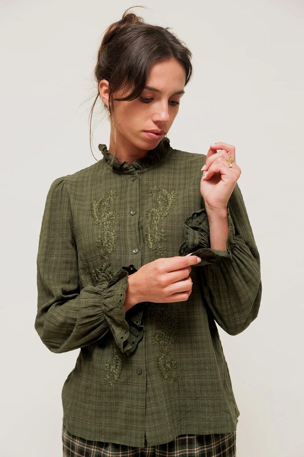 DORYNE - Chemise à Carreaux Ton sur Ton et Grand Col Brodé