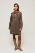 SORAYAE - Robe Courte en Maille Sweat Marron à Col Lavallière