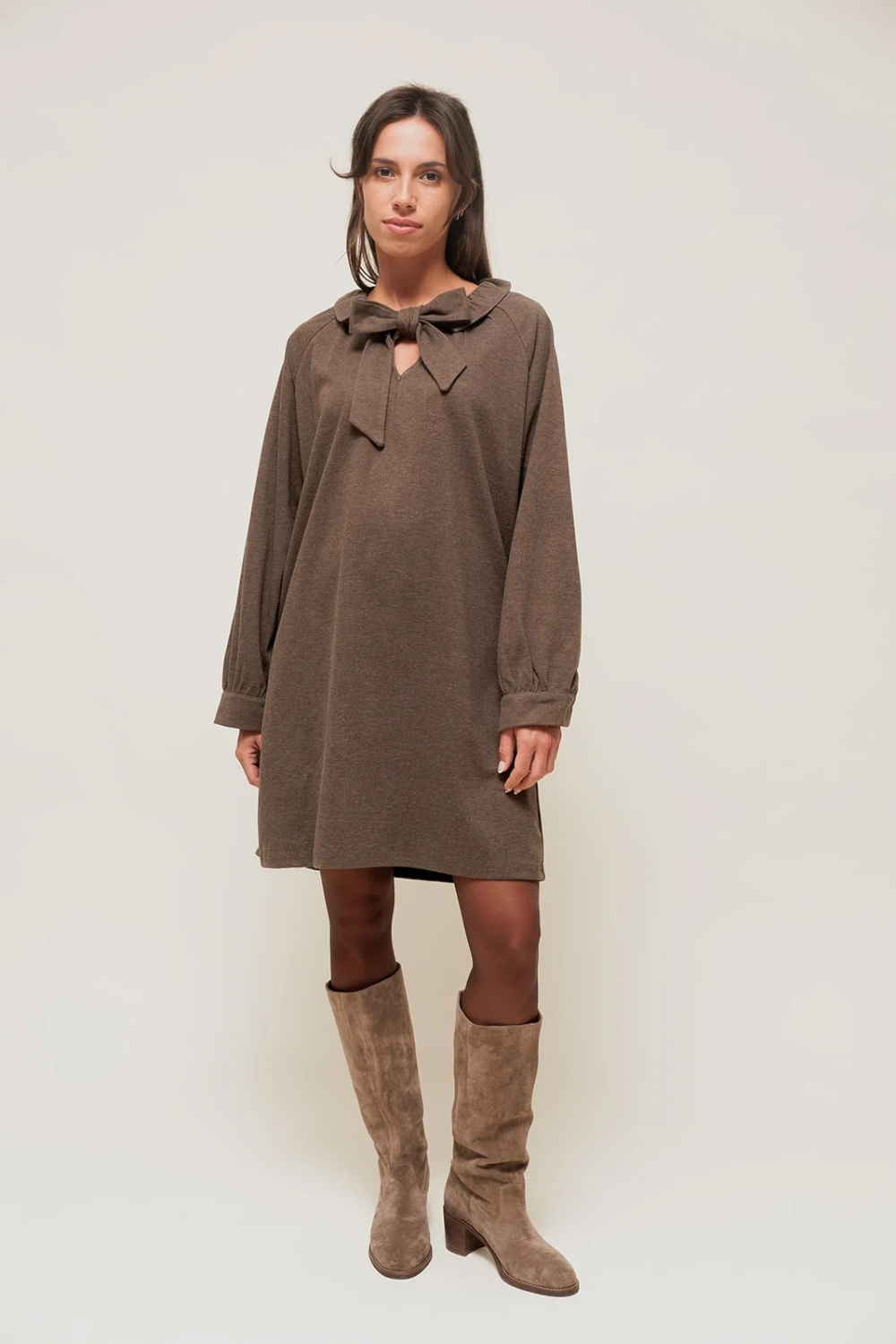 SORAYAE - Robe Courte en Maille Sweat Marron à Col Lavallière
