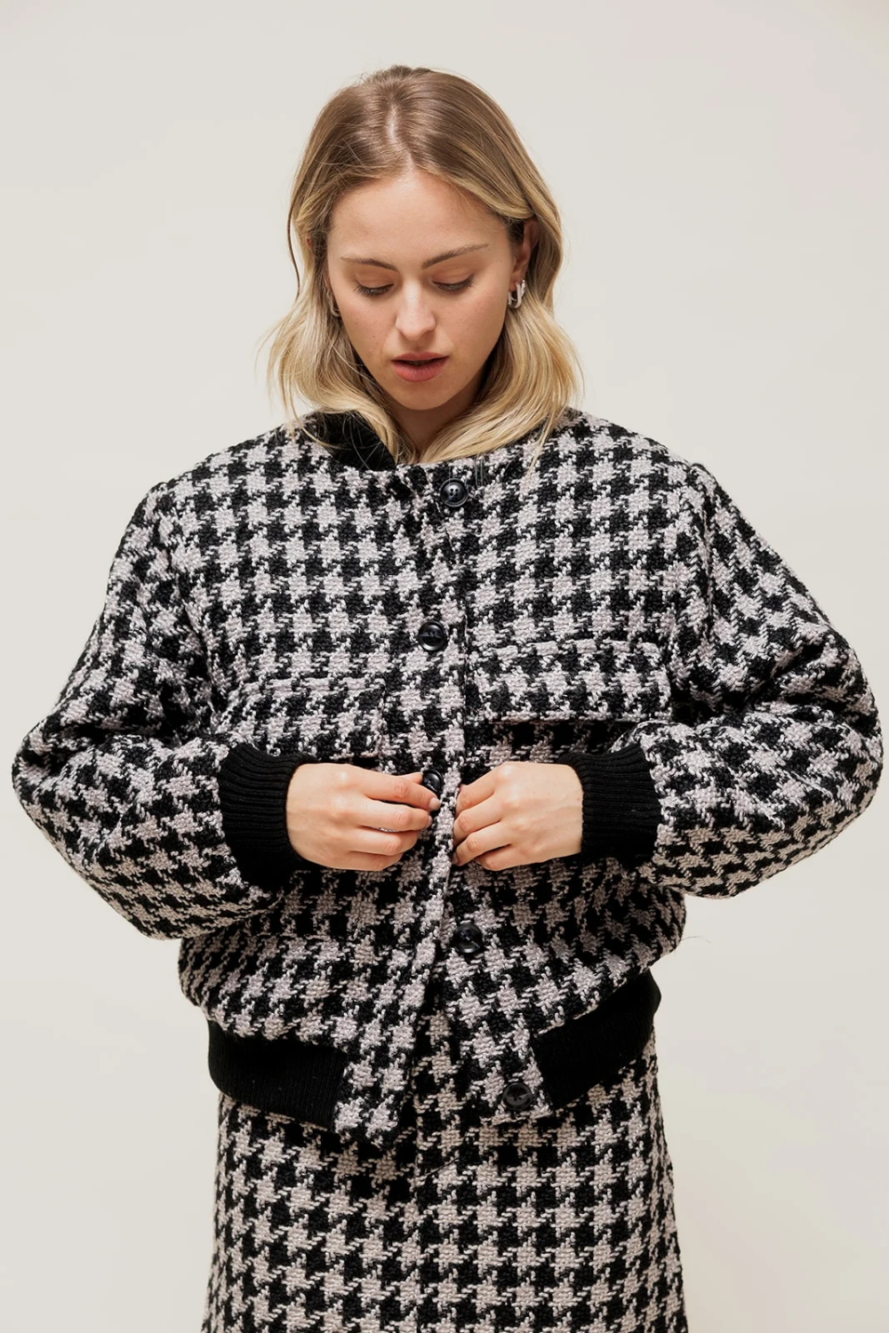 MELORYA - Manteau Court Forme Bomber en Tweed Pied-de-Poule