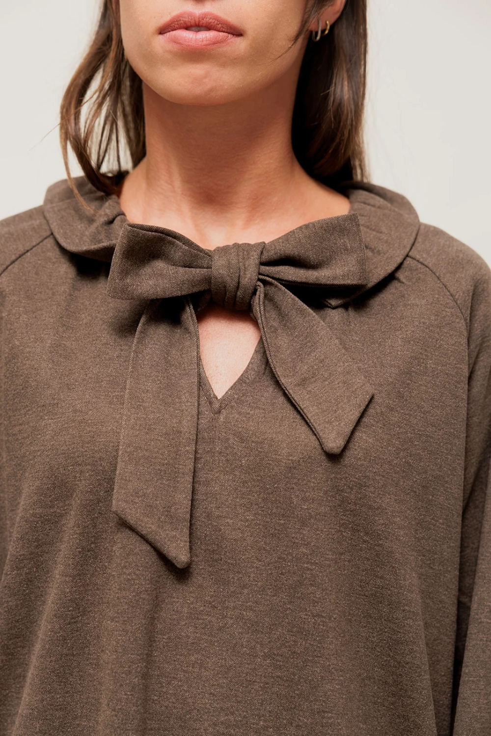 SORAYAE - Robe Courte en Maille Sweat Marron à Col Lavallière