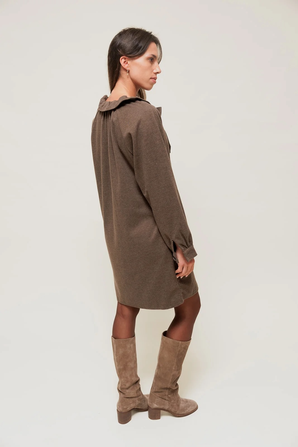 SORAYAE - Robe Courte en Maille Sweat Marron à Col Lavallière