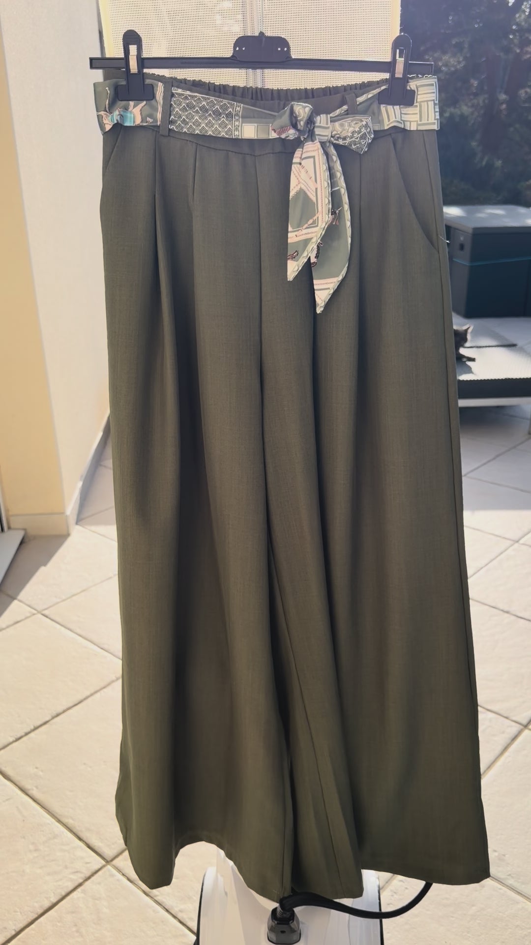 Pantalon Large Chocolat avec Ceinture Imprimée